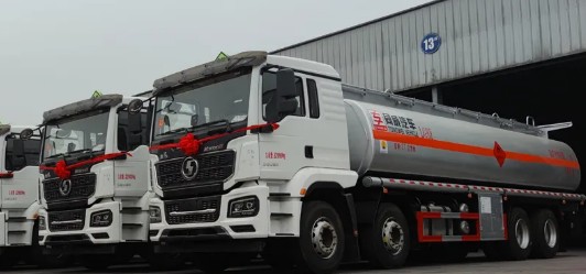 國(guó)六陜汽德龍M3000S前四后八油罐車(chē)批量發(fā)車(chē)圖片 國(guó)六陜汽德龍M3000S前四后八油罐車(chē)批量發(fā)車(chē)圖片